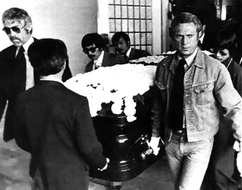 Steve Mc Queen and James Coburn lifting Bruce Lee coffin